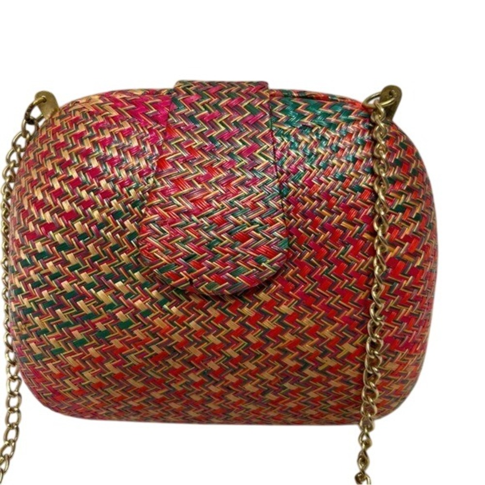 Desenyo‎ Buntal Straw Purse/Clutch with Gold Toned hardware and Shoulder Chain.